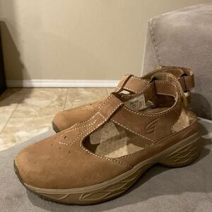 Spira Wavespring T strap sandals